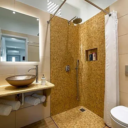 Thira Hotell