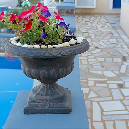 Thira Hotell