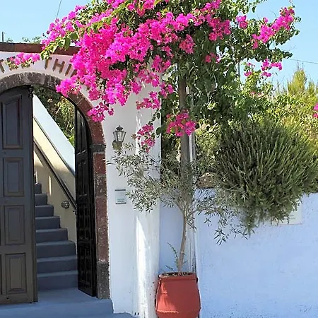فندق Thira
