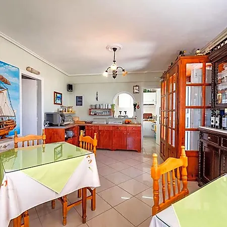 Hotell Thira *
