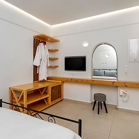 Thira Hotell